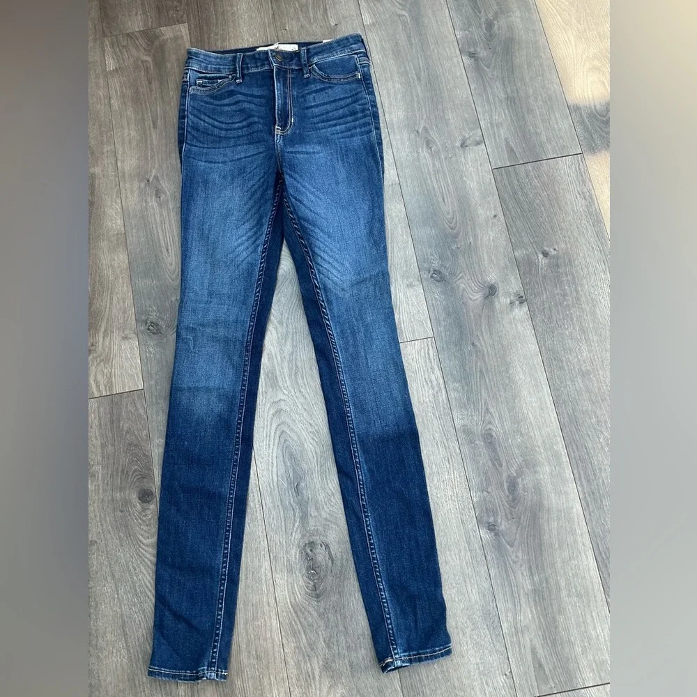 HOLLISTER HIGH RISE SUPER SKINNY JEANS🌻